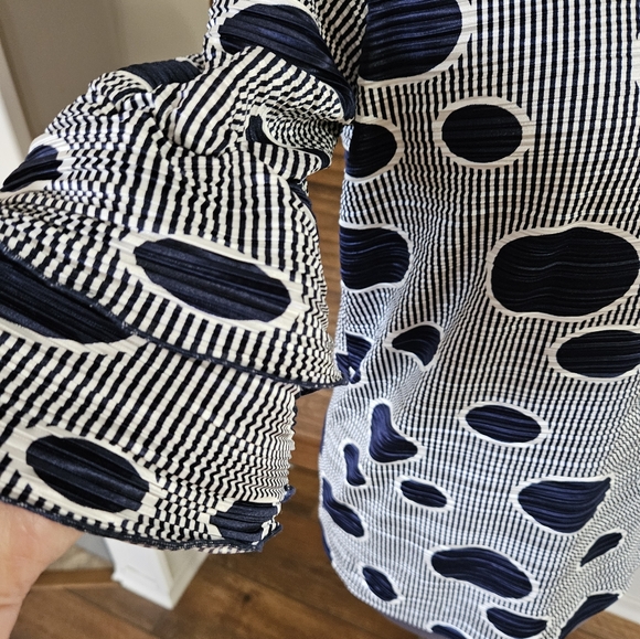 Super fun! Navy, polka dot blouse. - Picture 6 of 9
